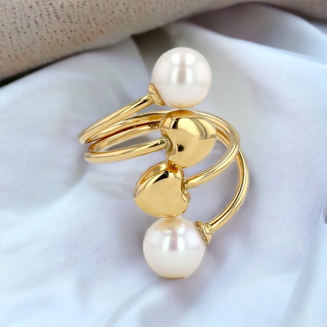 Yellow gold pearl heart ring